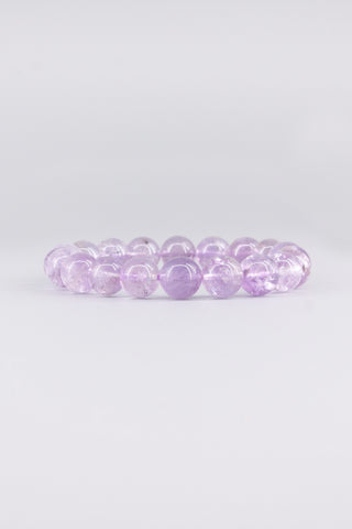 Transparentes Amethyst Armband 10 mm – Seitenansicht des handgefertigten Schmuckstücks, Origin Kollektion von Gembonbon