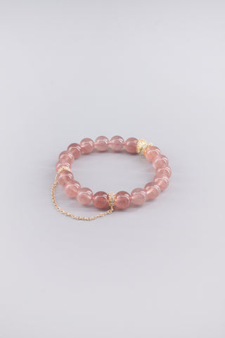 Handgefertigtes Erdbeerquarz Armband 10 mm – Geschenk für Zärtlichkeit & Selbstliebe, Whirl Kollektion von Gembonbon (Vorderansicht)