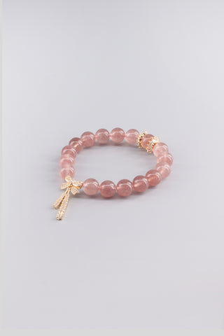 Handgefertigtes Erdbeerquarz Armband 10 mm – Geschenk für Zärtlichkeit & Selbstliebe, Crownette Kollektion von Gembonbon (Vorderansicht)