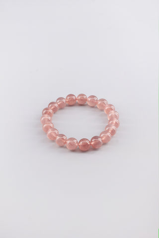 Handgefertigtes Erdbeerquarz Armband 10 mm – Geschenk für Zärtlichkeit & Selbstliebe, Origin Kollektion von Gembonbon (Vorderansicht)