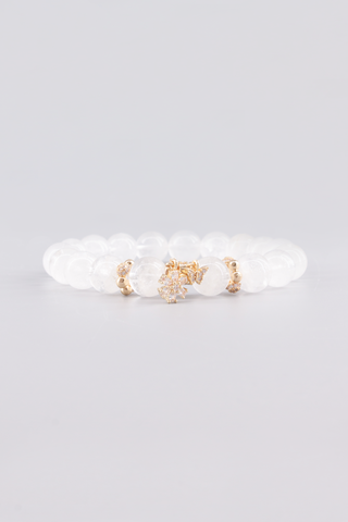 Weißquarz Armband 10 mm – Seitenansicht des handgefertigten Schmuckstücks, Starlight Kollektion von Gembonbon