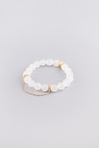 Handgefertigtes Weißquarz Armband 10 mm – Geschenk für Balance & Gelassenheit, Whirl Kollektion von Gembonbon (Vorderansicht)