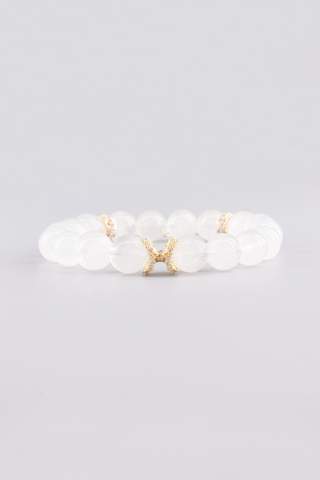 Weißquarz Armband 10 mm – Seitenansicht des handgefertigten Schmuckstücks, Whirl Kollektion von Gembonbon