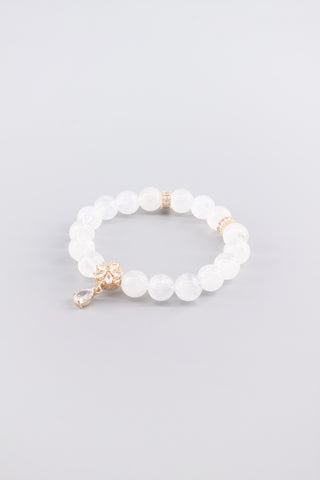 Handgefertigtes Weißquarz Armband 10 mm – Geschenk für Balance & Gelassenheit, Floret Kollektion von Gembonbon (Vorderansicht)