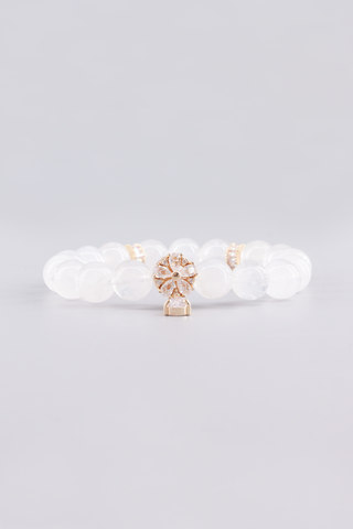 Weißquarz Armband 10 mm – Seitenansicht des handgefertigten Schmuckstücks, Floret Kollektion von Gembonbon