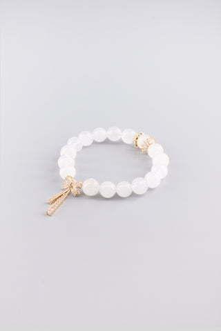 Handgefertigtes Weißquarz Armband 10 mm – Geschenk für Balance & Gelassenheit, Crownette Kollektion von Gembonbon (Vorderansicht)