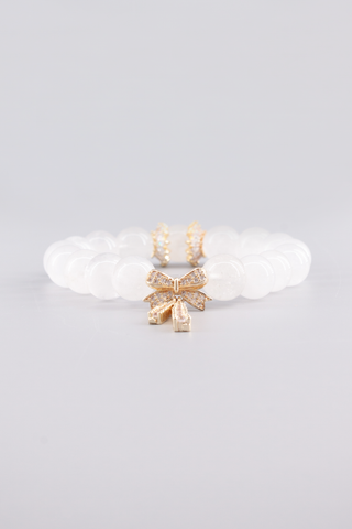 Weißquarz Armband 14 mm – Seitenansicht des handgefertigten Schmuckstücks, Crownette Kollektion von Gembonbon