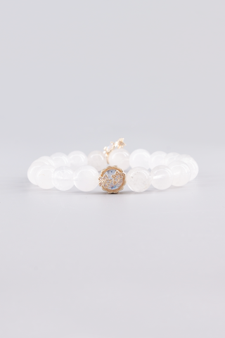 Weißquarz Armband 10 mm – Seitenansicht des handgefertigten Schmuckstücks, Garden Kollektion von Gembonbon