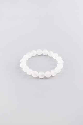 Handgefertigtes Weißquarz Armband 10 mm – Geschenk für Balance & Gelassenheit, Origin Kollektion von Gembonbon (Vorderansicht)