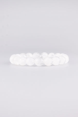 Weißquarz Armband 10 mm – Seitenansicht des handgefertigten Schmuckstücks, Origin Kollektion von Gembonbon