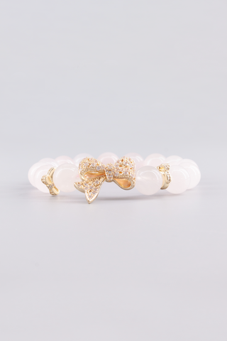 Rosenquarz Armband 12 mm – Seitenansicht des handgefertigten Schmuckstücks, Bowknot Kollektion von Gembonbon