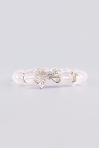 Transparentes Rosenquarz Armband 12 mm – Seitenansicht des handgefertigten Schmuckstücks, Bowkont Kollektion von Gembonbon