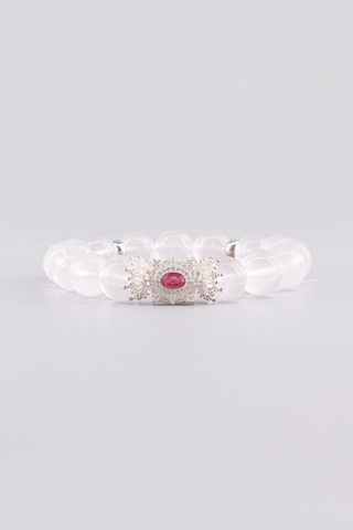 Transparentes Rosenquarz Armband 12 mm – Seitenansicht des handgefertigten Schmuckstücks, Ruby Kollektion von Gembonbon