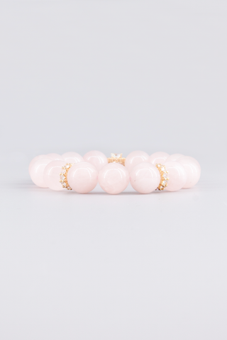 Rosenquarz Armband 12 mm – Seitenansicht des handgefertigten Schmuckstücks, Gift Kollektion von Gembonbon