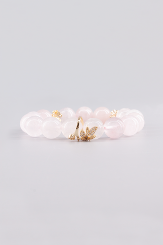 Rosenquarz Armband 12 mm – Seitenansicht des handgefertigten Schmuckstücks, Clove Kollektion von Gembonbon