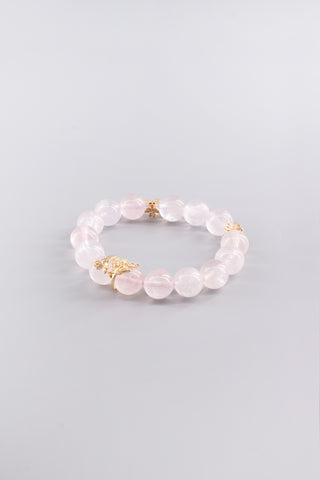 Handgefertigtes transparentes Rosenquarz Armband 12 mm – Geschenk für Liebe & Harmonie, Clove Kollektion von Gembonbon (Vorderansicht)