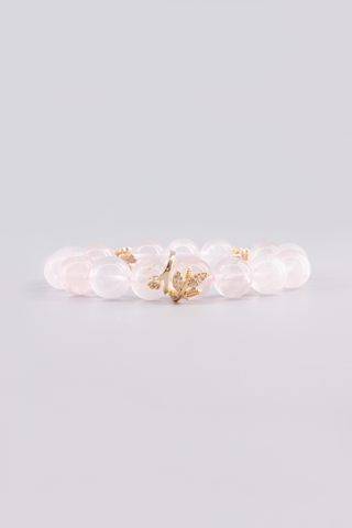 Transparentes Rosenquarz Armband 12 mm – Seitenansicht des handgefertigten Schmuckstücks, Clove Kollektion von Gembonbon