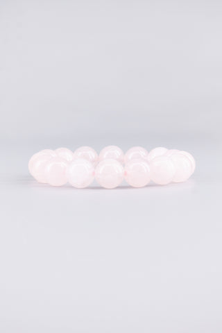 Rosenquarz Armband 12 mm – Seitenansicht des handgefertigten Schmuckstücks, Origin Kollektion von Gembonbon