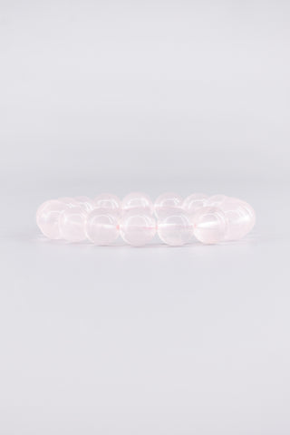 Transparentes Rosenquarz Armband 12 mm – Seitenansicht des handgefertigten Schmuckstücks, Origin Kollektion von Gembonbon