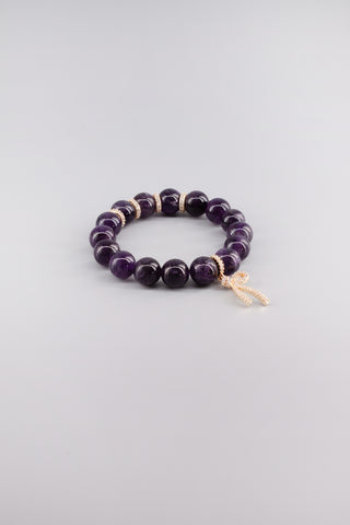 Handgefertigtes Amethyst Armband 12 mm – Geschenk für Ruhe & spirituelle Klarheit, Ribbon Kollektion von Gembonbon (Vorderansicht)