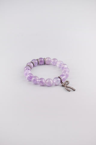 Handgefertigtes transparentes Amethyst Armband 12 mm – Geschenk für Ruhe & spirituelle Klarheit, Ribbon Kollektion von Gembonbon (Vorderansicht)