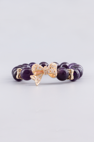Amethyst Armband 12 mm – Seitenansicht des handgefertigten Schmuckstücks, Bowknot Kollektion von Gembonbon