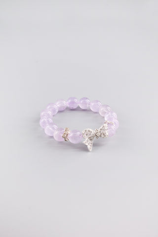 Handgefertigtes transparentes Amethyst Armband 12 mm – Geschenk für Ruhe & spirituelle Klarheit, Bowknot Kollektion von Gembonbon (Vorderansicht)