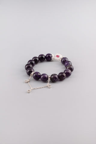 Handgefertigtes Amethyst Armband 12 mm – Geschenk für Ruhe & spirituelle Klarheit, Ruby Kollektion von Gembonbon (Vorderansicht)