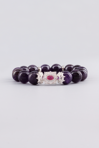 Amethyst Armband 12 mm – Seitenansicht des handgefertigten Schmuckstücks, Ruby Kollektion von Gembonbon