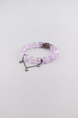 Handgefertigtes transparentes Amethyst Armband 12 mm – Geschenk für Ruhe & spirituelle Klarheit, Ruby Kollektion von Gembonbon (Vorderansicht)