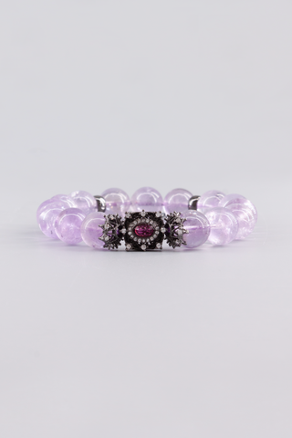 Transparentes Amethyst Armband 12 mm – Seitenansicht des handgefertigten Schmuckstücks, Ruby Kollektion von Gembonbon