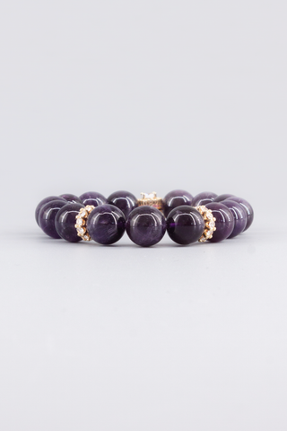 Amethyst Armband 12 mm – Seitenansicht des handgefertigten Schmuckstücks, Gift Kollektion von Gembonbon