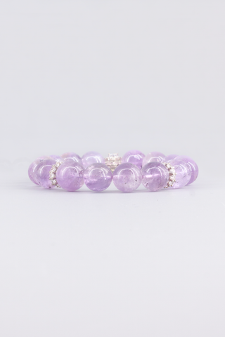 Transparentes Amethyst Armband 12 mm – Seitenansicht des handgefertigten Schmuckstücks, Gift Kollektion von Gembonbon