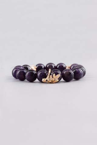 Amethyst Armband 12 mm – Seitenansicht des handgefertigten Schmuckstücks, Clove Kollektion von Gembonbon