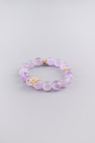 Handgefertigtes transparentes Amethyst Armband 12 mm – Geschenk für Ruhe & spirituelle Klarheit, Clove Kollektion von Gembonbon (Vorderansicht)
