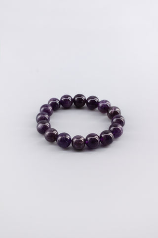 Handgefertigtes Amethyst Armband 12 mm – Geschenk für Ruhe & spirituelle Klarheit, Origin Kollektion von Gembonbon (Vorderansicht)