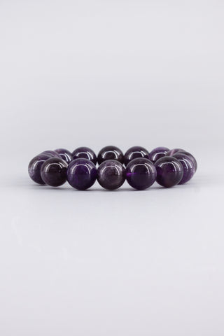 Amethyst Armband 12 mm – Seitenansicht des handgefertigten Schmuckstücks, Origin Kollektion von Gembonbon