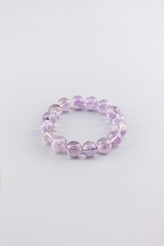 Handgefertigtes transparentes Amethyst Armband 12 mm – Geschenk für Ruhe & spirituelle Klarheit, Origin Kollektion von Gembonbon (Vorderansicht)