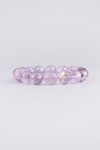 Transparentes Amethyst Armband 12 mm – Seitenansicht des handgefertigten Schmuckstücks, Origin Kollektion von Gembonbon
