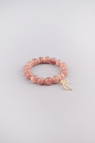 Handgefertigtes Erdbeerquarz Armband 12 mm – Geschenk für Zärtlichkeit & Selbstliebe, Ribbon Kollektion von Gembonbon (Vorderansicht)