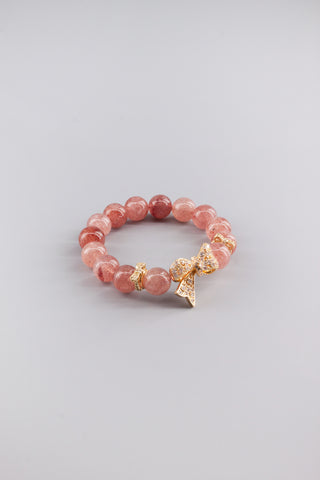 Handgefertigtes Erdbeerquarz Armband 12 mm – Geschenk für Zärtlichkeit & Selbstliebe, Bowknot Kollektion von Gembonbon (Vorderansicht)