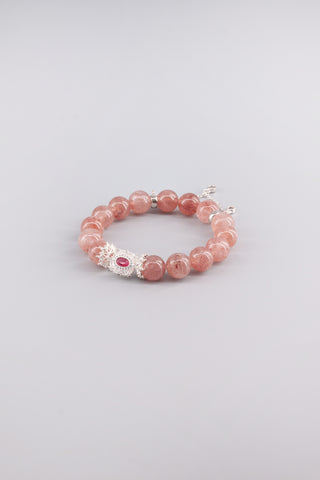 Handgefertigtes Erdbeerquarz Armband 12 mm – Geschenk für Zärtlichkeit & Selbstliebe, Ruby Kollektion von Gembonbon (Vorderansicht)