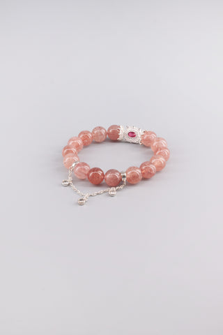 Handgefertigtes Erdbeerquarz Armband 12 mm – Geschenk für Zärtlichkeit & Selbstliebe, Ruby Kollektion von Gembonbon (Vorderansicht)