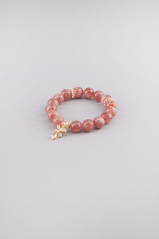 Handgefertigtes Erdbeerquarz Armband 12 mm – Geschenk für Zärtlichkeit & Selbstliebe, Gift Kollektion von Gembonbon (Vorderansicht)