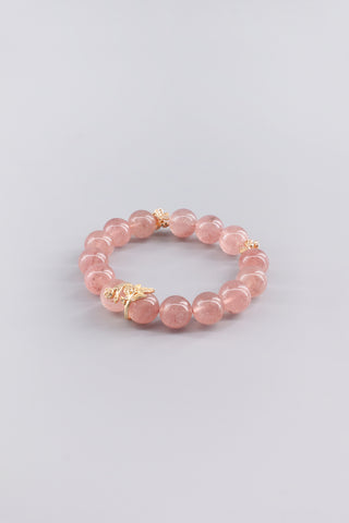 Handgefertigtes Erdbeerquarz Armband 12 mm – Geschenk für Zärtlichkeit & Selbstliebe, Clove Kollektion von Gembonbon (Vorderansicht)