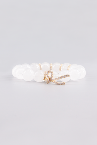 Weißquarz Armband 12 mm – Seitenansicht des handgefertigten Schmuckstücks, Ribbon Kollektion von Gembonbon