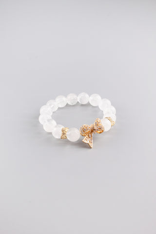 Handgefertigtes Weißquarz Armband 12 mm – Geschenk für Balance & Gelassenheit, Bowknot Kollektion von Gembonbon (Vorderansicht)