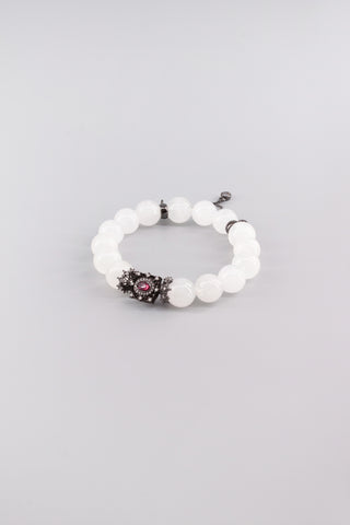 Handgefertigtes Weißquarz Armband 12 mm – Geschenk für Balance & Gelassenheit, Ruby Kollektion von Gembonbon (Vorderansicht)