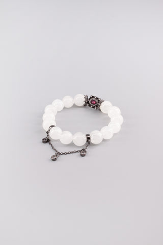 Handgefertigtes Weißquarz Armband 12 mm – Geschenk für Balance & Gelassenheit, Ruby Kollektion von Gembonbon (Vorderansicht)