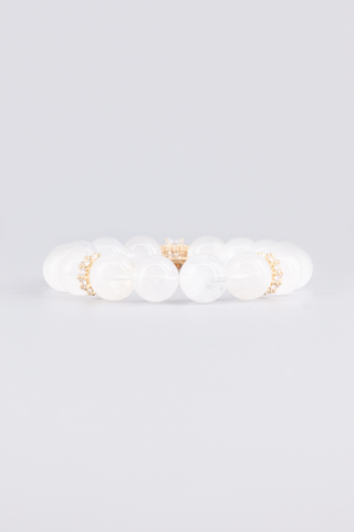 Weißquarz Armband 12 mm – Seitenansicht des handgefertigten Schmuckstücks, Gift Kollektion von Gembonbon